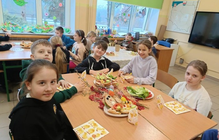 Za oknem już widać piękne słońce zwiastujące wiosnę, którą nasi uczniowie postanowili zaprosić do środka zakładając klasowe ogródki. Wysiana przez nas rzeżucha, miała uświetnić również Święta Wielkanocne. Przygotowując się do nich ciężko pracowaliśmy, tworząc piękne palmy, dekoracje, malując jajka, a nawet wykorzystując je do zabaw badawczych. Jak się spisaliśmy? Możecie zobaczyć na zdjęciach. 