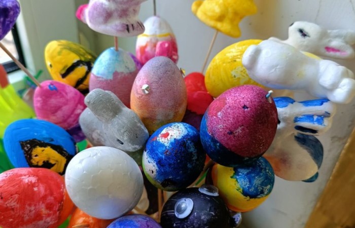 Za oknem już widać piękne słońce zwiastujące wiosnę, którą nasi uczniowie postanowili zaprosić do środka zakładając klasowe ogródki. Wysiana przez nas rzeżucha, miała uświetnić również Święta Wielkanocne. Przygotowując się do nich ciężko pracowaliśmy, tworząc piękne palmy, dekoracje, malując jajka, a nawet wykorzystując je do zabaw badawczych. Jak się spisaliśmy? Możecie zobaczyć na zdjęciach. 