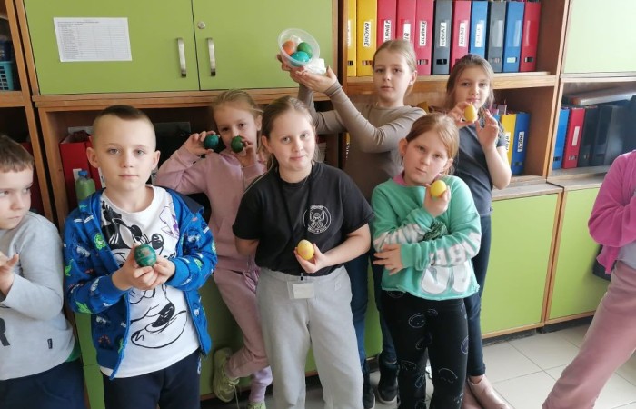 Za oknem już widać piękne słońce zwiastujące wiosnę, którą nasi uczniowie postanowili zaprosić do środka zakładając klasowe ogródki. Wysiana przez nas rzeżucha, miała uświetnić również Święta Wielkanocne. Przygotowując się do nich ciężko pracowaliśmy, tworząc piękne palmy, dekoracje, malując jajka, a nawet wykorzystując je do zabaw badawczych. Jak się spisaliśmy? Możecie zobaczyć na zdjęciach. 