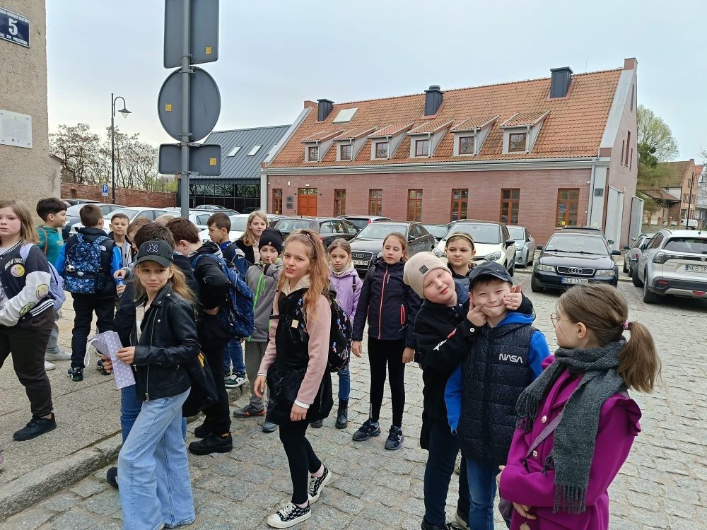 W poniedziałek 8 kwietnia uczniowie klas I-III korzystając z pięknej pogody wybrali się na wycieczkę do Pasłęckiego Ośrodka Kultury, by tam zobaczyć spektakl „Baśnie Andersena” w wykonaniu Poznańskiego Teatru Aktora. Dzieci miały okazję zobaczyć nie jedną, a aż trzy historie: „Świniopas”, „Nowe Szaty Króla” oraz „Brzydkie Kaczątko”. Przy każdej bajce było śmiechu co nie miara, ale co równie istotne wszystkie niosły ze sobą ważne przesłanie. Jednym słowem było super.
