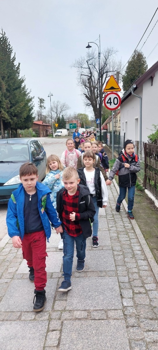 W poniedziałek 8 kwietnia uczniowie klas I-III korzystając z pięknej pogody wybrali się na wycieczkę do Pasłęckiego Ośrodka Kultury, by tam zobaczyć spektakl „Baśnie Andersena” w wykonaniu Poznańskiego Teatru Aktora. Dzieci miały okazję zobaczyć nie jedną, a aż trzy historie: „Świniopas”, „Nowe Szaty Króla” oraz „Brzydkie Kaczątko”. Przy każdej bajce było śmiechu co nie miara, ale co równie istotne wszystkie niosły ze sobą ważne przesłanie. Jednym słowem było super.
