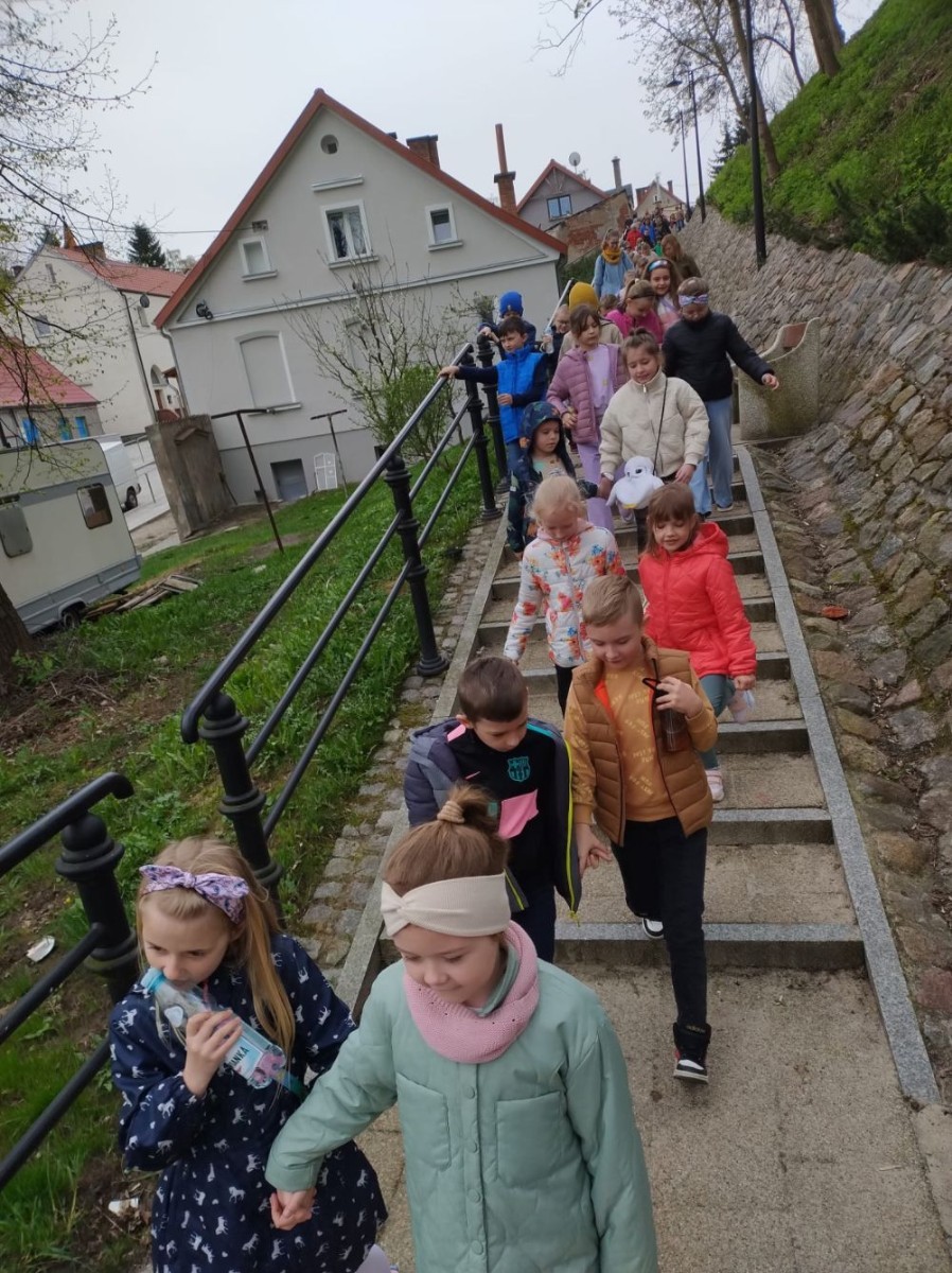 W poniedziałek 8 kwietnia uczniowie klas I-III korzystając z pięknej pogody wybrali się na wycieczkę do Pasłęckiego Ośrodka Kultury, by tam zobaczyć spektakl „Baśnie Andersena” w wykonaniu Poznańskiego Teatru Aktora. Dzieci miały okazję zobaczyć nie jedną, a aż trzy historie: „Świniopas”, „Nowe Szaty Króla” oraz „Brzydkie Kaczątko”. Przy każdej bajce było śmiechu co nie miara, ale co równie istotne wszystkie niosły ze sobą ważne przesłanie. Jednym słowem było super.
