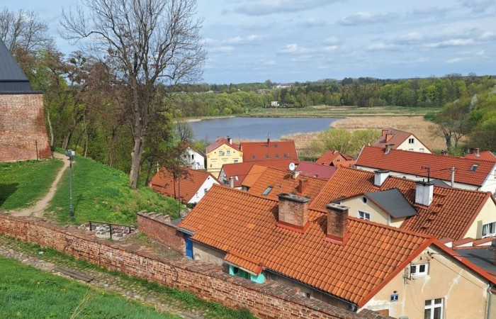 Piękna wiosenna pogoda zachęciła uczniów z koła artystycznego do spaceru na
pasłęcką Starówkę, gdzie mieli do wykonania wyjątkowe zadanie, a mianowicie
uwiecznienie na zdjęciach zabytków Starego Miasta. W efekcie powstały cudowne
zdjęcia, ale to oczywiście zasługa naszych zdolnych fotografów, no i nie zapominajmy,
nasze miasto jest niezwykle urokliwe.