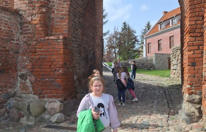 Piękna wiosenna pogoda zachęciła uczniów z koła artystycznego do spaceru na
pasłęcką Starówkę, gdzie mieli do wykonania wyjątkowe zadanie, a mianowicie
uwiecznienie na zdjęciach zabytków Starego Miasta. W efekcie powstały cudowne
zdjęcia, ale to oczywiście zasługa naszych zdolnych fotografów, no i nie zapominajmy,
nasze miasto jest niezwykle urokliwe.