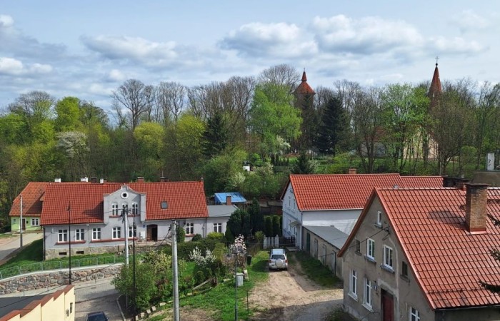 Piękna wiosenna pogoda zachęciła uczniów z koła artystycznego do spaceru na
pasłęcką Starówkę, gdzie mieli do wykonania wyjątkowe zadanie, a mianowicie
uwiecznienie na zdjęciach zabytków Starego Miasta. W efekcie powstały cudowne
zdjęcia, ale to oczywiście zasługa naszych zdolnych fotografów, no i nie zapominajmy,
nasze miasto jest niezwykle urokliwe.