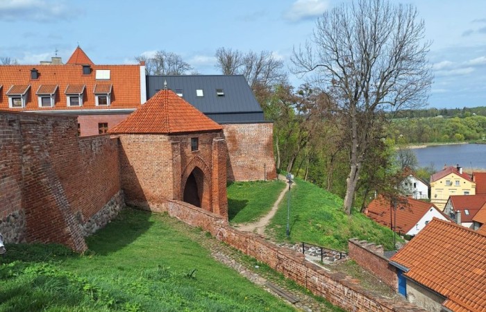 Piękna wiosenna pogoda zachęciła uczniów z koła artystycznego do spaceru na
pasłęcką Starówkę, gdzie mieli do wykonania wyjątkowe zadanie, a mianowicie
uwiecznienie na zdjęciach zabytków Starego Miasta. W efekcie powstały cudowne
zdjęcia, ale to oczywiście zasługa naszych zdolnych fotografów, no i nie zapominajmy,
nasze miasto jest niezwykle urokliwe.