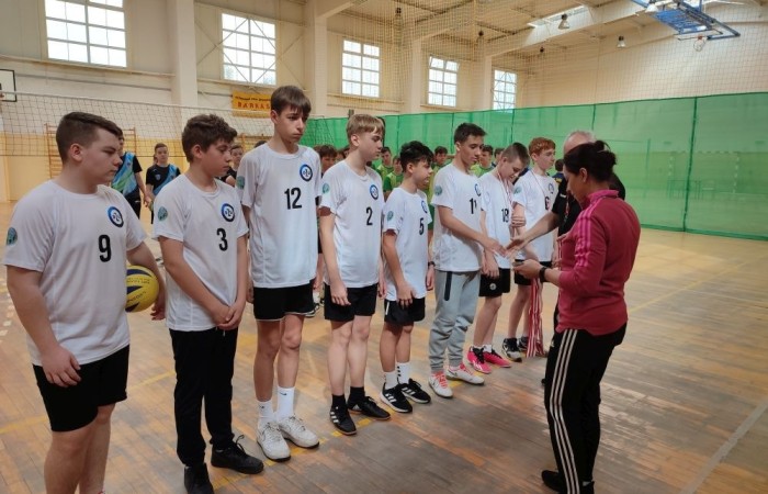 W piątek 12 kwietnia 2024r w Tolkmicku odbyły się Powiatowe Igrzyska Młodzieży Szkolnej w piłce siatkowej chłopców. Do rywalizacji stanęło sześć 
 drużyn z powiatu elbląskiego. SP Tolkmicko, 
SP Młynary, SP 2 Pasłęk, SP Milejewo, SP Gronowo Elbląskie, SP Godkowo.
Rozgrywki toczyły się w dwóch grupach. Drużyna chłopców naszej szkoły po
rozegraniu trzech meczów ; SP 2 Pasłęk - SP Młynary 1:2, SP 2 Pasłęk – SP Tolkmicko 2:0, SP 2 Pasłęk – SP  Milejewo 2:1, w rezultacie zajęła  3 miejsce w Turnieju.