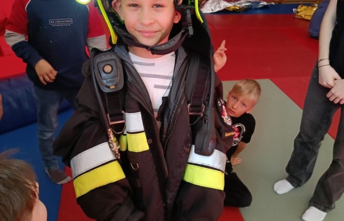 Za nami kolejne spotkanie ze strażakami z OSP Marianka, JRG 3 w Pasłęku oraz wolontariuszkami z Zespołu Szkół w Pasłęku w ramach akcji „Dzieci ratują życie”. Tym razem przyszła kolej na uczniów klas trzecich. Tradycyjnie już, nasi podopieczni mieli okazję do zgłębienia „tajników” pracy strażaków, utrwalenia numeru alarmowego, zasad postępowania podczas wzywania pomocy służb ratowniczych, a także udzielania pierwszej pomocy, opatrywania ran i złamań. Nie trzeba nikogo przekonywać, jak ważne jest przekazywanie wiedzy i kształtowanie praktycznych umiejętności w tym zakresie, na każdym etapie edukacji. 
Dzięki naszym wspaniałym gościom kształcimy małych ekspertów, którzy z pewnością będą wiedzieli jak zachować się w sytuacji zagrożenia.
