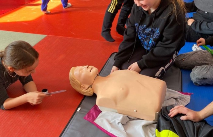 Za nami kolejne spotkanie ze strażakami z OSP Marianka, JRG 3 w Pasłęku oraz wolontariuszkami z Zespołu Szkół w Pasłęku w ramach akcji „Dzieci ratują życie”. Tym razem przyszła kolej na uczniów klas trzecich. Tradycyjnie już, nasi podopieczni mieli okazję do zgłębienia „tajników” pracy strażaków, utrwalenia numeru alarmowego, zasad postępowania podczas wzywania pomocy służb ratowniczych, a także udzielania pierwszej pomocy, opatrywania ran i złamań. Nie trzeba nikogo przekonywać, jak ważne jest przekazywanie wiedzy i kształtowanie praktycznych umiejętności w tym zakresie, na każdym etapie edukacji. 
Dzięki naszym wspaniałym gościom kształcimy małych ekspertów, którzy z pewnością będą wiedzieli jak zachować się w sytuacji zagrożenia.
