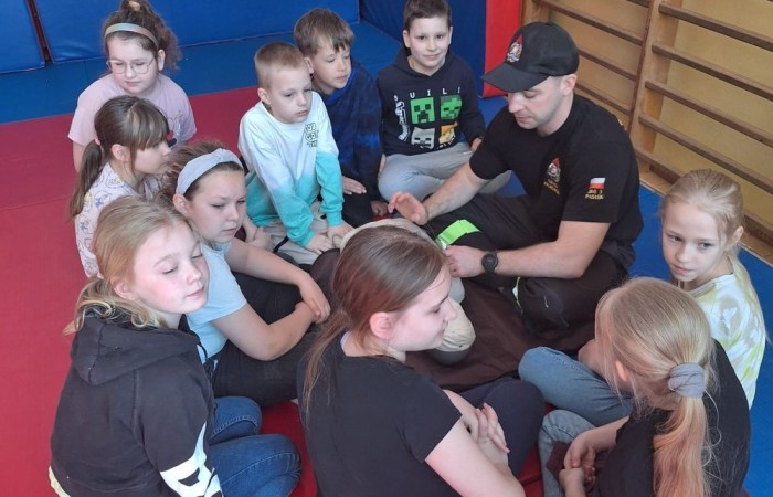 Za nami kolejne spotkanie ze strażakami z OSP Marianka, JRG 3 w Pasłęku oraz wolontariuszkami z Zespołu Szkół w Pasłęku w ramach akcji „Dzieci ratują życie”. Tym razem przyszła kolej na uczniów klas trzecich. Tradycyjnie już, nasi podopieczni mieli okazję do zgłębienia „tajników” pracy strażaków, utrwalenia numeru alarmowego, zasad postępowania podczas wzywania pomocy służb ratowniczych, a także udzielania pierwszej pomocy, opatrywania ran i złamań. Nie trzeba nikogo przekonywać, jak ważne jest przekazywanie wiedzy i kształtowanie praktycznych umiejętności w tym zakresie, na każdym etapie edukacji. 
Dzięki naszym wspaniałym gościom kształcimy małych ekspertów, którzy z pewnością będą wiedzieli jak zachować się w sytuacji zagrożenia.
