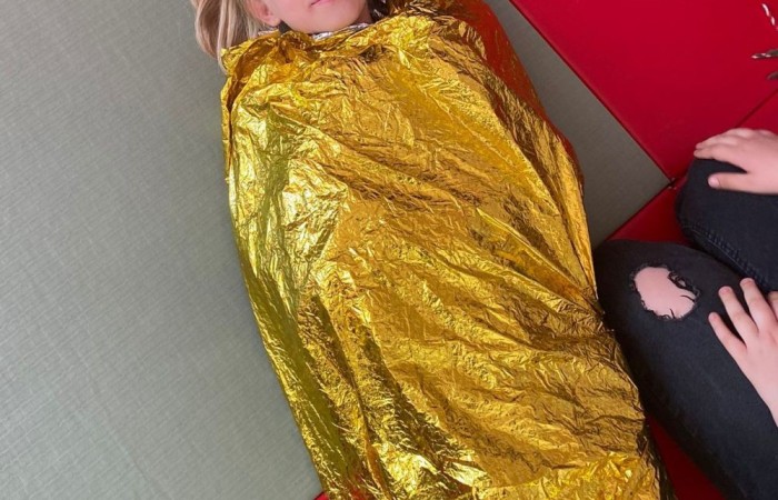 Za nami kolejne spotkanie ze strażakami z OSP Marianka, JRG 3 w Pasłęku oraz wolontariuszkami z Zespołu Szkół w Pasłęku w ramach akcji „Dzieci ratują życie”. Tym razem przyszła kolej na uczniów klas trzecich. Tradycyjnie już, nasi podopieczni mieli okazję do zgłębienia „tajników” pracy strażaków, utrwalenia numeru alarmowego, zasad postępowania podczas wzywania pomocy służb ratowniczych, a także udzielania pierwszej pomocy, opatrywania ran i złamań. Nie trzeba nikogo przekonywać, jak ważne jest przekazywanie wiedzy i kształtowanie praktycznych umiejętności w tym zakresie, na każdym etapie edukacji. 
Dzięki naszym wspaniałym gościom kształcimy małych ekspertów, którzy z pewnością będą wiedzieli jak zachować się w sytuacji zagrożenia.
