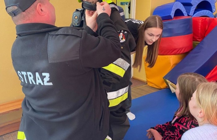 Za nami kolejne spotkanie ze strażakami z OSP Marianka, JRG 3 w Pasłęku oraz wolontariuszkami z Zespołu Szkół w Pasłęku w ramach akcji „Dzieci ratują życie”. Tym razem przyszła kolej na uczniów klas trzecich. Tradycyjnie już, nasi podopieczni mieli okazję do zgłębienia „tajników” pracy strażaków, utrwalenia numeru alarmowego, zasad postępowania podczas wzywania pomocy służb ratowniczych, a także udzielania pierwszej pomocy, opatrywania ran i złamań. Nie trzeba nikogo przekonywać, jak ważne jest przekazywanie wiedzy i kształtowanie praktycznych umiejętności w tym zakresie, na każdym etapie edukacji. 
Dzięki naszym wspaniałym gościom kształcimy małych ekspertów, którzy z pewnością będą wiedzieli jak zachować się w sytuacji zagrożenia.
