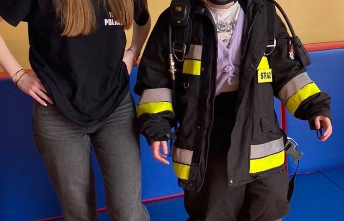 Za nami kolejne spotkanie ze strażakami z OSP Marianka, JRG 3 w Pasłęku oraz wolontariuszkami z Zespołu Szkół w Pasłęku w ramach akcji „Dzieci ratują życie”. Tym razem przyszła kolej na uczniów klas trzecich. Tradycyjnie już, nasi podopieczni mieli okazję do zgłębienia „tajników” pracy strażaków, utrwalenia numeru alarmowego, zasad postępowania podczas wzywania pomocy służb ratowniczych, a także udzielania pierwszej pomocy, opatrywania ran i złamań. Nie trzeba nikogo przekonywać, jak ważne jest przekazywanie wiedzy i kształtowanie praktycznych umiejętności w tym zakresie, na każdym etapie edukacji. 
Dzięki naszym wspaniałym gościom kształcimy małych ekspertów, którzy z pewnością będą wiedzieli jak zachować się w sytuacji zagrożenia.
