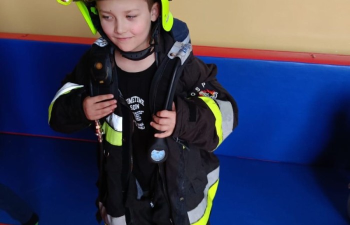 Za nami kolejne spotkanie ze strażakami z OSP Marianka, JRG 3 w Pasłęku oraz wolontariuszkami z Zespołu Szkół w Pasłęku w ramach akcji „Dzieci ratują życie”. Tym razem przyszła kolej na uczniów klas trzecich. Tradycyjnie już, nasi podopieczni mieli okazję do zgłębienia „tajników” pracy strażaków, utrwalenia numeru alarmowego, zasad postępowania podczas wzywania pomocy służb ratowniczych, a także udzielania pierwszej pomocy, opatrywania ran i złamań. Nie trzeba nikogo przekonywać, jak ważne jest przekazywanie wiedzy i kształtowanie praktycznych umiejętności w tym zakresie, na każdym etapie edukacji. 
Dzięki naszym wspaniałym gościom kształcimy małych ekspertów, którzy z pewnością będą wiedzieli jak zachować się w sytuacji zagrożenia.
