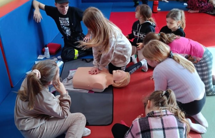 Za nami kolejne spotkanie ze strażakami z OSP Marianka, JRG 3 w Pasłęku oraz wolontariuszkami z Zespołu Szkół w Pasłęku w ramach akcji „Dzieci ratują życie”. Tym razem przyszła kolej na uczniów klas trzecich. Tradycyjnie już, nasi podopieczni mieli okazję do zgłębienia „tajników” pracy strażaków, utrwalenia numeru alarmowego, zasad postępowania podczas wzywania pomocy służb ratowniczych, a także udzielania pierwszej pomocy, opatrywania ran i złamań. Nie trzeba nikogo przekonywać, jak ważne jest przekazywanie wiedzy i kształtowanie praktycznych umiejętności w tym zakresie, na każdym etapie edukacji. 
Dzięki naszym wspaniałym gościom kształcimy małych ekspertów, którzy z pewnością będą wiedzieli jak zachować się w sytuacji zagrożenia.
