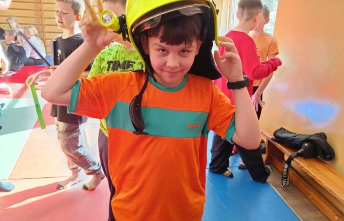 Za nami kolejne spotkanie ze strażakami z OSP Marianka, JRG 3 w Pasłęku oraz wolontariuszkami z Zespołu Szkół w Pasłęku w ramach akcji „Dzieci ratują życie”. Tym razem przyszła kolej na uczniów klas trzecich. Tradycyjnie już, nasi podopieczni mieli okazję do zgłębienia „tajników” pracy strażaków, utrwalenia numeru alarmowego, zasad postępowania podczas wzywania pomocy służb ratowniczych, a także udzielania pierwszej pomocy, opatrywania ran i złamań. Nie trzeba nikogo przekonywać, jak ważne jest przekazywanie wiedzy i kształtowanie praktycznych umiejętności w tym zakresie, na każdym etapie edukacji. 
Dzięki naszym wspaniałym gościom kształcimy małych ekspertów, którzy z pewnością będą wiedzieli jak zachować się w sytuacji zagrożenia.
