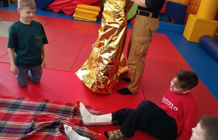 Za nami kolejne spotkanie ze strażakami z OSP Marianka, JRG 3 w Pasłęku oraz wolontariuszkami z Zespołu Szkół w Pasłęku w ramach akcji „Dzieci ratują życie”. Tym razem przyszła kolej na uczniów klas trzecich. Tradycyjnie już, nasi podopieczni mieli okazję do zgłębienia „tajników” pracy strażaków, utrwalenia numeru alarmowego, zasad postępowania podczas wzywania pomocy służb ratowniczych, a także udzielania pierwszej pomocy, opatrywania ran i złamań. Nie trzeba nikogo przekonywać, jak ważne jest przekazywanie wiedzy i kształtowanie praktycznych umiejętności w tym zakresie, na każdym etapie edukacji. 
Dzięki naszym wspaniałym gościom kształcimy małych ekspertów, którzy z pewnością będą wiedzieli jak zachować się w sytuacji zagrożenia.
