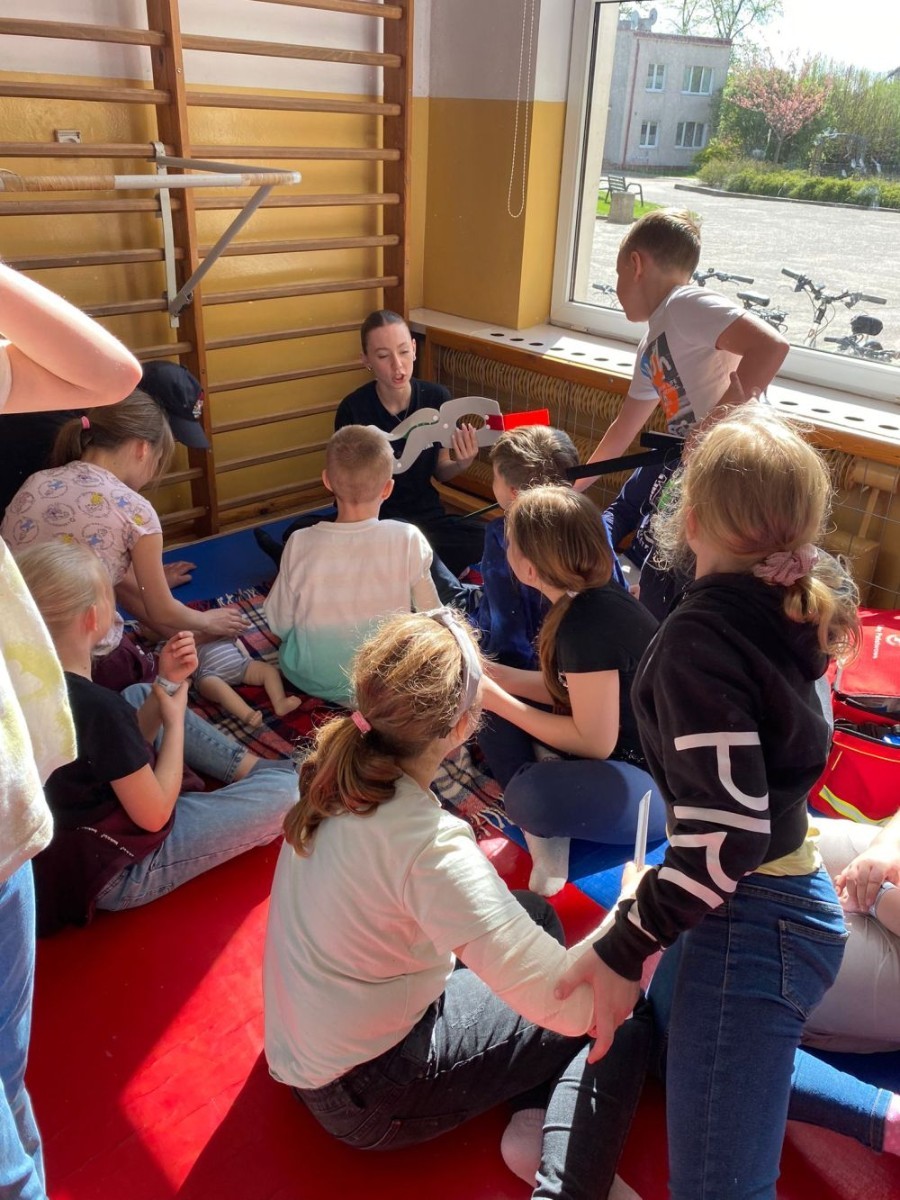 Za nami kolejne spotkanie ze strażakami z OSP Marianka, JRG 3 w Pasłęku oraz wolontariuszkami z Zespołu Szkół w Pasłęku w ramach akcji „Dzieci ratują życie”. Tym razem przyszła kolej na uczniów klas trzecich. Tradycyjnie już, nasi podopieczni mieli okazję do zgłębienia „tajników” pracy strażaków, utrwalenia numeru alarmowego, zasad postępowania podczas wzywania pomocy służb ratowniczych, a także udzielania pierwszej pomocy, opatrywania ran i złamań. Nie trzeba nikogo przekonywać, jak ważne jest przekazywanie wiedzy i kształtowanie praktycznych umiejętności w tym zakresie, na każdym etapie edukacji. 
Dzięki naszym wspaniałym gościom kształcimy małych ekspertów, którzy z pewnością będą wiedzieli jak zachować się w sytuacji zagrożenia.
