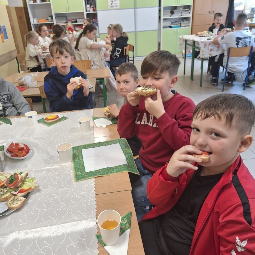 W tym tygodniu uczniowie klas III b i II b zdecydowali się przygotować pyszne, zdrowe i kolorowe kanapki. Na stołach pojawiły się wyśmienite sery i wędliny różnorodne warzywa oraz pieczywo. Dla klasy IIIb była to przy okazji niezwykła lekcja savoir vivre. Jak możecie zobaczyć na zdjęciach, każda grupa pięknie ozdobiła swój stół, by potem z apetytem, niczym w najlepszej restauracji, zajadać się przygotowanymi pysznościami. Było to świetne połączenie nauki i zabawy.