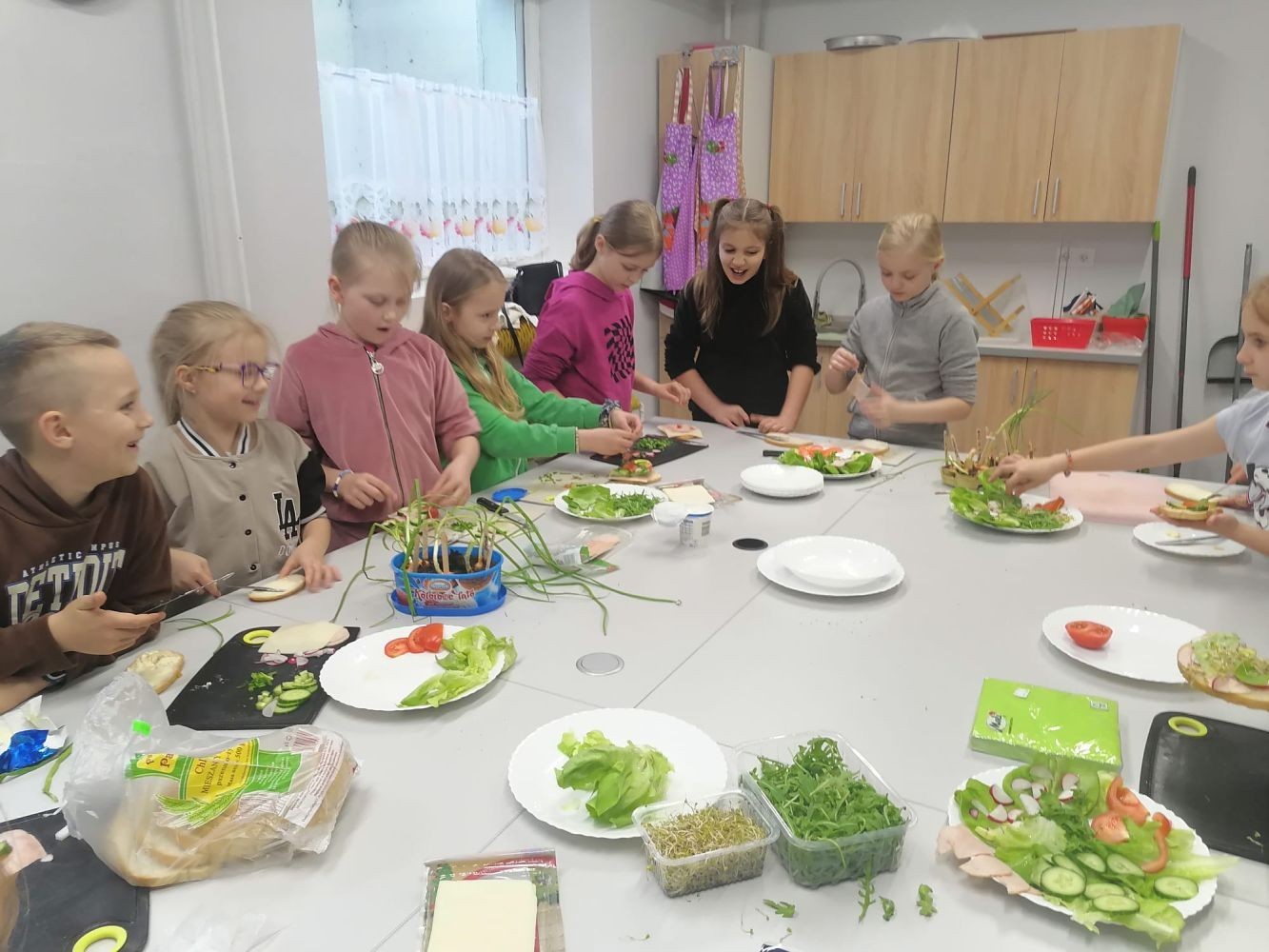 W tym tygodniu uczniowie klas III b i II b zdecydowali się przygotować pyszne, zdrowe i kolorowe kanapki. Na stołach pojawiły się wyśmienite sery i wędliny różnorodne warzywa oraz pieczywo. Dla klasy IIIb była to przy okazji niezwykła lekcja savoir vivre. Jak możecie zobaczyć na zdjęciach, każda grupa pięknie ozdobiła swój stół, by potem z apetytem, niczym w najlepszej restauracji, zajadać się przygotowanymi pysznościami. Było to świetne połączenie nauki i zabawy.