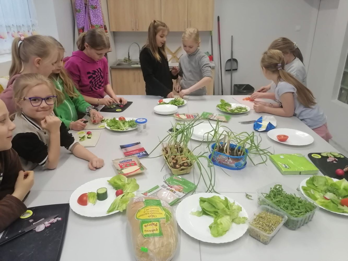 W tym tygodniu uczniowie klas III b i II b zdecydowali się przygotować pyszne, zdrowe i kolorowe kanapki. Na stołach pojawiły się wyśmienite sery i wędliny różnorodne warzywa oraz pieczywo. Dla klasy IIIb była to przy okazji niezwykła lekcja savoir vivre. Jak możecie zobaczyć na zdjęciach, każda grupa pięknie ozdobiła swój stół, by potem z apetytem, niczym w najlepszej restauracji, zajadać się przygotowanymi pysznościami. Było to świetne połączenie nauki i zabawy.