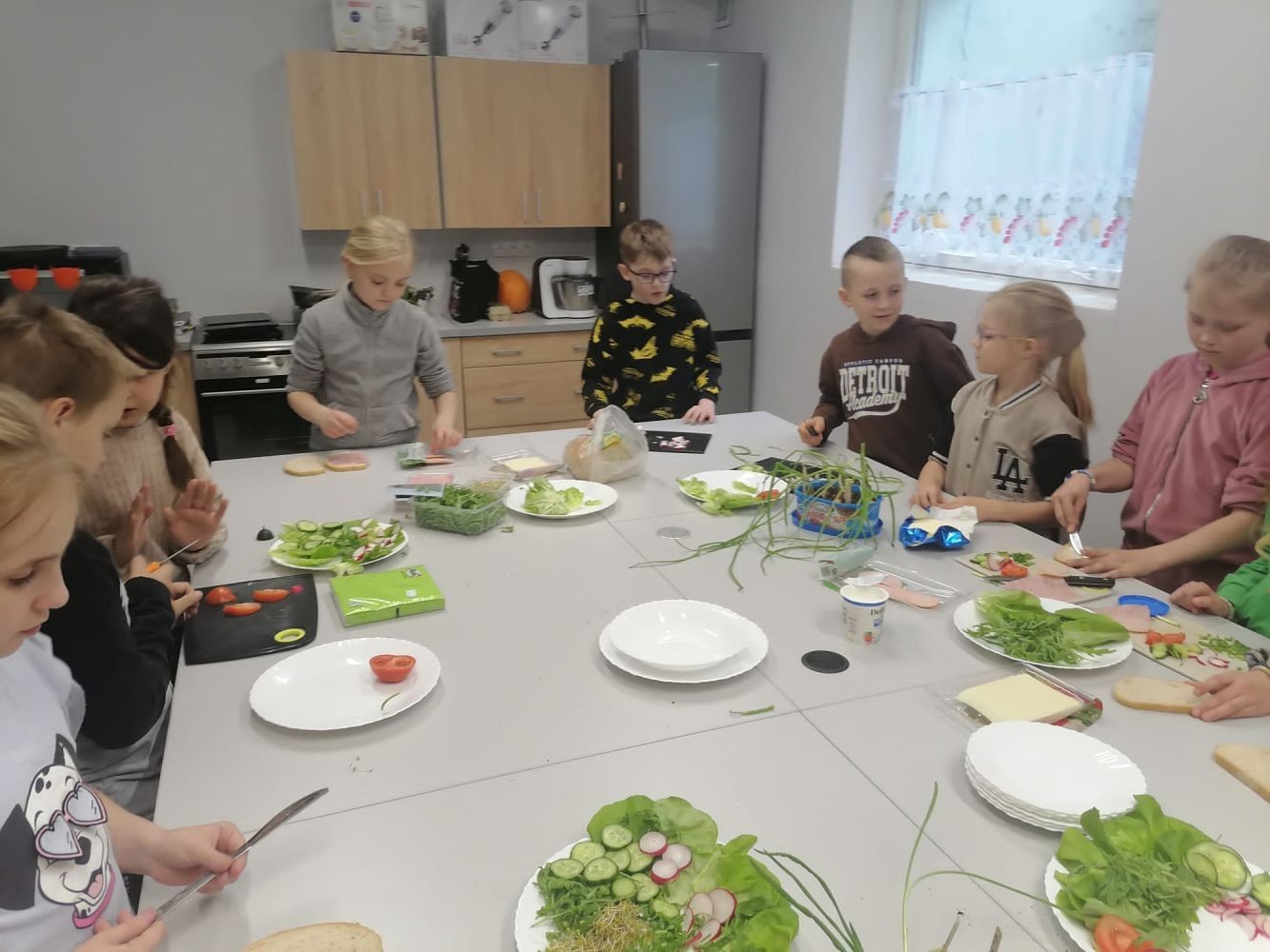 W tym tygodniu uczniowie klas III b i II b zdecydowali się przygotować pyszne, zdrowe i kolorowe kanapki. Na stołach pojawiły się wyśmienite sery i wędliny różnorodne warzywa oraz pieczywo. Dla klasy IIIb była to przy okazji niezwykła lekcja savoir vivre. Jak możecie zobaczyć na zdjęciach, każda grupa pięknie ozdobiła swój stół, by potem z apetytem, niczym w najlepszej restauracji, zajadać się przygotowanymi pysznościami. Było to świetne połączenie nauki i zabawy.