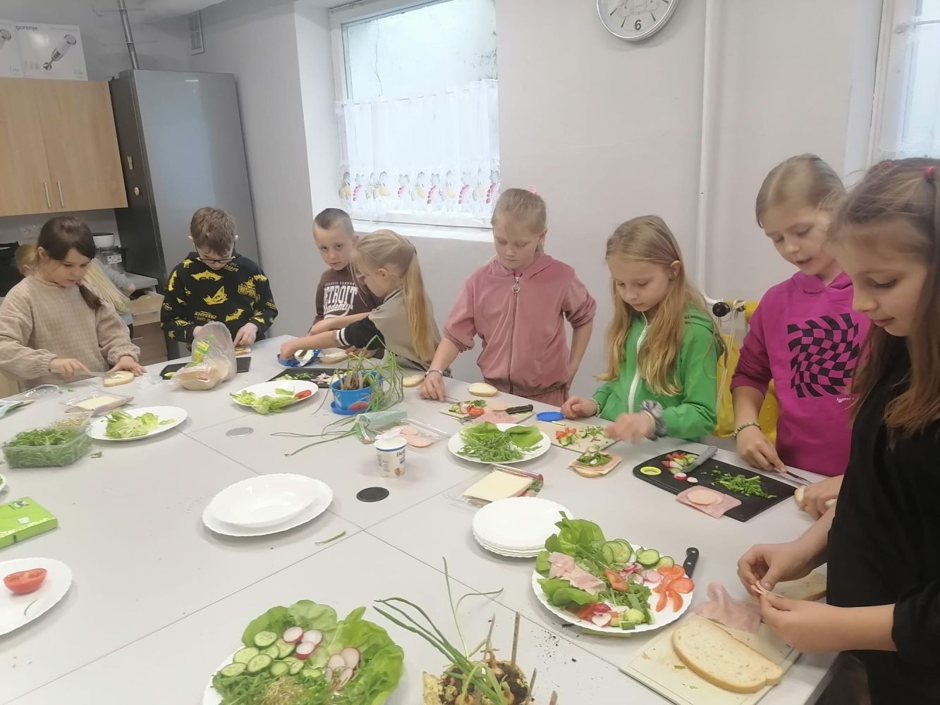 W tym tygodniu uczniowie klas III b i II b zdecydowali się przygotować pyszne, zdrowe i kolorowe kanapki. Na stołach pojawiły się wyśmienite sery i wędliny różnorodne warzywa oraz pieczywo. Dla klasy IIIb była to przy okazji niezwykła lekcja savoir vivre. Jak możecie zobaczyć na zdjęciach, każda grupa pięknie ozdobiła swój stół, by potem z apetytem, niczym w najlepszej restauracji, zajadać się przygotowanymi pysznościami. Było to świetne połączenie nauki i zabawy.