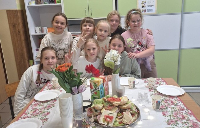 W tym tygodniu uczniowie klas III b i II b zdecydowali się przygotować pyszne, zdrowe i kolorowe kanapki. Na stołach pojawiły się wyśmienite sery i wędliny różnorodne warzywa oraz pieczywo. Dla klasy IIIb była to przy okazji niezwykła lekcja savoir vivre. Jak możecie zobaczyć na zdjęciach, każda grupa pięknie ozdobiła swój stół, by potem z apetytem, niczym w najlepszej restauracji, zajadać się przygotowanymi pysznościami. Było to świetne połączenie nauki i zabawy.