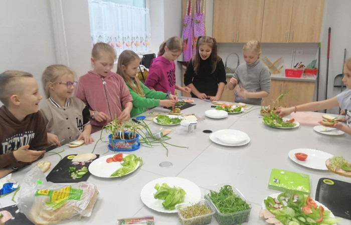 W tym tygodniu uczniowie klas III b i II b zdecydowali się przygotować pyszne, zdrowe i kolorowe kanapki. Na stołach pojawiły się wyśmienite sery i wędliny różnorodne warzywa oraz pieczywo. Dla klasy IIIb była to przy okazji niezwykła lekcja savoir vivre. Jak możecie zobaczyć na zdjęciach, każda grupa pięknie ozdobiła swój stół, by potem z apetytem, niczym w najlepszej restauracji, zajadać się przygotowanymi pysznościami. Było to świetne połączenie nauki i zabawy.