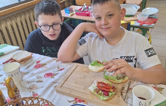 W tym tygodniu uczniowie klas III b i II b zdecydowali się przygotować pyszne, zdrowe i kolorowe kanapki. Na stołach pojawiły się wyśmienite sery i wędliny różnorodne warzywa oraz pieczywo. Dla klasy IIIb była to przy okazji niezwykła lekcja savoir vivre. Jak możecie zobaczyć na zdjęciach, każda grupa pięknie ozdobiła swój stół, by potem z apetytem, niczym w najlepszej restauracji, zajadać się przygotowanymi pysznościami. Było to świetne połączenie nauki i zabawy.