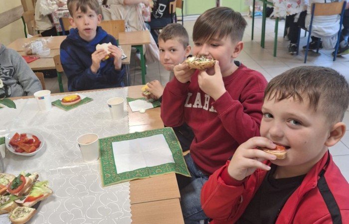 W tym tygodniu uczniowie klas III b i II b zdecydowali się przygotować pyszne, zdrowe i kolorowe kanapki. Na stołach pojawiły się wyśmienite sery i wędliny różnorodne warzywa oraz pieczywo. Dla klasy IIIb była to przy okazji niezwykła lekcja savoir vivre. Jak możecie zobaczyć na zdjęciach, każda grupa pięknie ozdobiła swój stół, by potem z apetytem, niczym w najlepszej restauracji, zajadać się przygotowanymi pysznościami. Było to świetne połączenie nauki i zabawy.