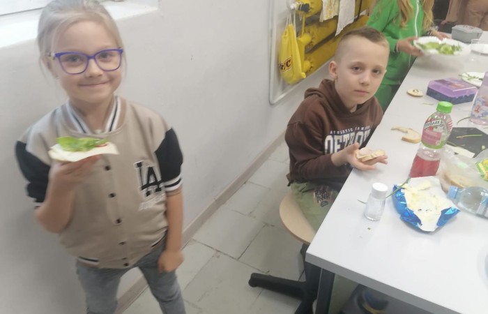 W tym tygodniu uczniowie klas III b i II b zdecydowali się przygotować pyszne, zdrowe i kolorowe kanapki. Na stołach pojawiły się wyśmienite sery i wędliny różnorodne warzywa oraz pieczywo. Dla klasy IIIb była to przy okazji niezwykła lekcja savoir vivre. Jak możecie zobaczyć na zdjęciach, każda grupa pięknie ozdobiła swój stół, by potem z apetytem, niczym w najlepszej restauracji, zajadać się przygotowanymi pysznościami. Było to świetne połączenie nauki i zabawy.