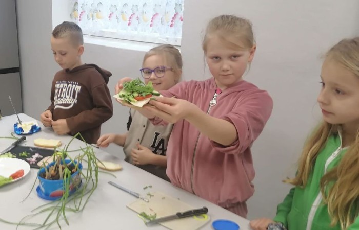 W tym tygodniu uczniowie klas III b i II b zdecydowali się przygotować pyszne, zdrowe i kolorowe kanapki. Na stołach pojawiły się wyśmienite sery i wędliny różnorodne warzywa oraz pieczywo. Dla klasy IIIb była to przy okazji niezwykła lekcja savoir vivre. Jak możecie zobaczyć na zdjęciach, każda grupa pięknie ozdobiła swój stół, by potem z apetytem, niczym w najlepszej restauracji, zajadać się przygotowanymi pysznościami. Było to świetne połączenie nauki i zabawy.