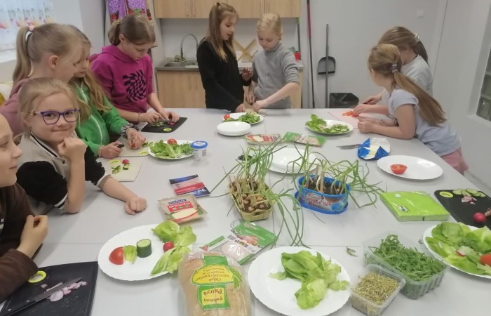 W tym tygodniu uczniowie klas III b i II b zdecydowali się przygotować pyszne, zdrowe i kolorowe kanapki. Na stołach pojawiły się wyśmienite sery i wędliny różnorodne warzywa oraz pieczywo. Dla klasy IIIb była to przy okazji niezwykła lekcja savoir vivre. Jak możecie zobaczyć na zdjęciach, każda grupa pięknie ozdobiła swój stół, by potem z apetytem, niczym w najlepszej restauracji, zajadać się przygotowanymi pysznościami. Było to świetne połączenie nauki i zabawy.
