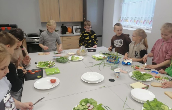 W tym tygodniu uczniowie klas III b i II b zdecydowali się przygotować pyszne, zdrowe i kolorowe kanapki. Na stołach pojawiły się wyśmienite sery i wędliny różnorodne warzywa oraz pieczywo. Dla klasy IIIb była to przy okazji niezwykła lekcja savoir vivre. Jak możecie zobaczyć na zdjęciach, każda grupa pięknie ozdobiła swój stół, by potem z apetytem, niczym w najlepszej restauracji, zajadać się przygotowanymi pysznościami. Było to świetne połączenie nauki i zabawy.