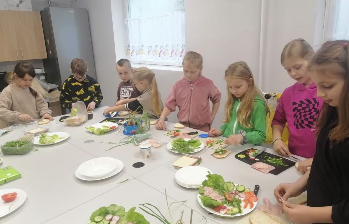 W tym tygodniu uczniowie klas III b i II b zdecydowali się przygotować pyszne, zdrowe i kolorowe kanapki. Na stołach pojawiły się wyśmienite sery i wędliny różnorodne warzywa oraz pieczywo. Dla klasy IIIb była to przy okazji niezwykła lekcja savoir vivre. Jak możecie zobaczyć na zdjęciach, każda grupa pięknie ozdobiła swój stół, by potem z apetytem, niczym w najlepszej restauracji, zajadać się przygotowanymi pysznościami. Było to świetne połączenie nauki i zabawy.