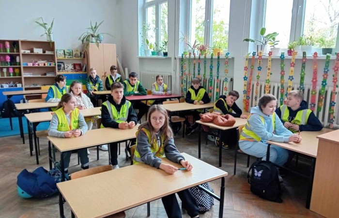 Dnia 24.04.2024 odbył się Finał Powiatowego Turnieju Bezpieczeństwa w Ruchu Drogowym w Godkowie. Uczniowie z klasy 7a w składzie: Adrian Nikonor, Filip Paszkowski, Xander Silko (rezerwowa Kaja Buska)zdobyli 3 miejsce na 9 szkół podstawowych. 
Bezpiecznie na drodze potrafi także zachować się grupa uczniów z klasyV:Sandra Kędzierska,Wiktoria Rudzińska, Mateusz Kopal i Michał Peranowski, którzy uczestniczyli w turnieju zdając egzamin teoretyczny z przepisów ruchu drogowego i zaliczając przejazd praktyczny w miasteczku rowerowym.
Gratulacje dla Pana Dariusza Korwela za przygotowanie uczniów. Brawo!