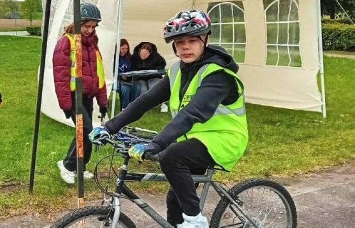 Dnia 24.04.2024 odbył się Finał Powiatowego Turnieju Bezpieczeństwa w Ruchu Drogowym w Godkowie. Uczniowie z klasy 7a w składzie: Adrian Nikonor, Filip Paszkowski, Xander Silko (rezerwowa Kaja Buska)zdobyli 3 miejsce na 9 szkół podstawowych. 
Bezpiecznie na drodze potrafi także zachować się grupa uczniów z klasyV:Sandra Kędzierska,Wiktoria Rudzińska, Mateusz Kopal i Michał Peranowski, którzy uczestniczyli w turnieju zdając egzamin teoretyczny z przepisów ruchu drogowego i zaliczając przejazd praktyczny w miasteczku rowerowym.
Gratulacje dla Pana Dariusza Korwela za przygotowanie uczniów. Brawo!