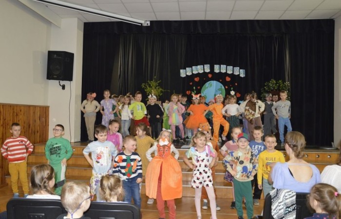 22 kwietnia na całym świecie obchodzony jest Międzynarodowy Dzień Ziemi. W naszej szkole to ekologiczne święto celebrowaliśmy nieco później, bo 25 kwietnia. Było to wydarzenie, łączące sztukę, edukację ekologiczną i działanie na rzecz ochrony środowiska. Uczniowie klas pierwszych przygotowali krótką część artystyczną, na którą zaprosili przedszkolaków, uczniów klas II i III, a także gości specjalnych: Pana Zdzisława Młynarczyka (członka Rady Powiatowej Warmińsko-Mazurskiej Izby Rolniczej) oraz Panią Igę Jurczak (przedstawiciela Rady Powiatowej Warmińsko-Mazurskiej Izby Rolniczej), którzy przywieźli ze sobą wyjątkowe prezenty- drzewka ozdobne i krzewy borówek. Po skończonej uroczystości nasi goście wraz z Panią Dyrektor i przedstawicielami klas starszych zajęli się sadzonkami, które wkrótce będą prawdziwą ozdobą terenu naszej szkoły.