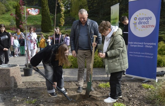 22 kwietnia na całym świecie obchodzony jest Międzynarodowy Dzień Ziemi. W naszej szkole to ekologiczne święto celebrowaliśmy nieco później, bo 25 kwietnia. Było to wydarzenie, łączące sztukę, edukację ekologiczną i działanie na rzecz ochrony środowiska. Uczniowie klas pierwszych przygotowali krótką część artystyczną, na którą zaprosili przedszkolaków, uczniów klas II i III, a także gości specjalnych: Pana Zdzisława Młynarczyka (członka Rady Powiatowej Warmińsko-Mazurskiej Izby Rolniczej) oraz Panią Igę Jurczak (przedstawiciela Rady Powiatowej Warmińsko-Mazurskiej Izby Rolniczej), którzy przywieźli ze sobą wyjątkowe prezenty- drzewka ozdobne i krzewy borówek. Po skończonej uroczystości nasi goście wraz z Panią Dyrektor i przedstawicielami klas starszych zajęli się sadzonkami, które wkrótce będą prawdziwą ozdobą terenu naszej szkoły.