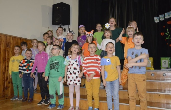 22 kwietnia na całym świecie obchodzony jest Międzynarodowy Dzień Ziemi. W naszej szkole to ekologiczne święto celebrowaliśmy nieco później, bo 25 kwietnia. Było to wydarzenie, łączące sztukę, edukację ekologiczną i działanie na rzecz ochrony środowiska. Uczniowie klas pierwszych przygotowali krótką część artystyczną, na którą zaprosili przedszkolaków, uczniów klas II i III, a także gości specjalnych: Pana Zdzisława Młynarczyka (członka Rady Powiatowej Warmińsko-Mazurskiej Izby Rolniczej) oraz Panią Igę Jurczak (przedstawiciela Rady Powiatowej Warmińsko-Mazurskiej Izby Rolniczej), którzy przywieźli ze sobą wyjątkowe prezenty- drzewka ozdobne i krzewy borówek. Po skończonej uroczystości nasi goście wraz z Panią Dyrektor i przedstawicielami klas starszych zajęli się sadzonkami, które wkrótce będą prawdziwą ozdobą terenu naszej szkoły.