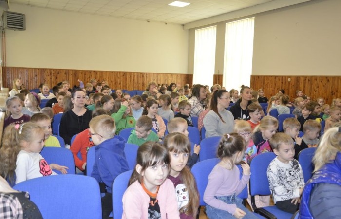 22 kwietnia na całym świecie obchodzony jest Międzynarodowy Dzień Ziemi. W naszej szkole to ekologiczne święto celebrowaliśmy nieco później, bo 25 kwietnia. Było to wydarzenie, łączące sztukę, edukację ekologiczną i działanie na rzecz ochrony środowiska. Uczniowie klas pierwszych przygotowali krótką część artystyczną, na którą zaprosili przedszkolaków, uczniów klas II i III, a także gości specjalnych: Pana Zdzisława Młynarczyka (członka Rady Powiatowej Warmińsko-Mazurskiej Izby Rolniczej) oraz Panią Igę Jurczak (przedstawiciela Rady Powiatowej Warmińsko-Mazurskiej Izby Rolniczej), którzy przywieźli ze sobą wyjątkowe prezenty- drzewka ozdobne i krzewy borówek. Po skończonej uroczystości nasi goście wraz z Panią Dyrektor i przedstawicielami klas starszych zajęli się sadzonkami, które wkrótce będą prawdziwą ozdobą terenu naszej szkoły.