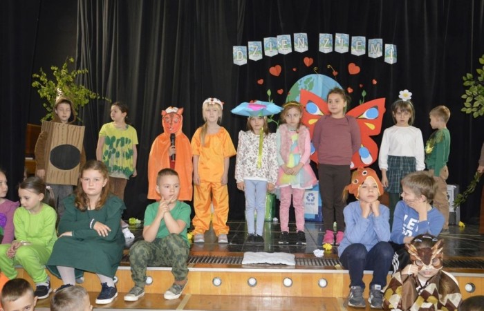 22 kwietnia na całym świecie obchodzony jest Międzynarodowy Dzień Ziemi. W naszej szkole to ekologiczne święto celebrowaliśmy nieco później, bo 25 kwietnia. Było to wydarzenie, łączące sztukę, edukację ekologiczną i działanie na rzecz ochrony środowiska. Uczniowie klas pierwszych przygotowali krótką część artystyczną, na którą zaprosili przedszkolaków, uczniów klas II i III, a także gości specjalnych: Pana Zdzisława Młynarczyka (członka Rady Powiatowej Warmińsko-Mazurskiej Izby Rolniczej) oraz Panią Igę Jurczak (przedstawiciela Rady Powiatowej Warmińsko-Mazurskiej Izby Rolniczej), którzy przywieźli ze sobą wyjątkowe prezenty- drzewka ozdobne i krzewy borówek. Po skończonej uroczystości nasi goście wraz z Panią Dyrektor i przedstawicielami klas starszych zajęli się sadzonkami, które wkrótce będą prawdziwą ozdobą terenu naszej szkoły.