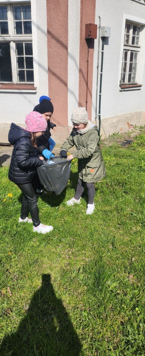 Od kilkudziesięciu lat na całym świecie obchodzony jest Międzynarodowy Dzień Ziemi. W Polsce święto to przypada na 22 kwietnia (poniedziałek), tego dnia szczególnie promowane są postawy ekologiczne. Celem obchodów Dnia Ziemi jest zwrócenie uwagi na stan przyrody i podjęcie działań, które pozytywnie wpłyną na środowisko przyrodnicze. Każdy z nas może dziś coś zrobić dla naszej planety... Dokręć kapiący kran, zgaś światło, kiedy wychodzisz z pokoju, nie śmieć, segreguj odpady. To takie proste.
W całym tygodniu dzieci z grup przedszkolnych brały udział w wielu aktywnościach oraz działaniach dydaktycznych, poszerzając swoją świadomość i wiedzę na temat ochrony przyrody i dbania o naszą planetę. Brały udział w zabawach ruchowych, dzieci z grupy Motylki wzięły udział w konkursie plastycznym. Wszystkie dzieci sprzątały okolice naszego przedszkola, oraz wzięły udział w przedstawieniu zorganizowanym przez uczniów klas pierwszych. 
Ziemia jest w naszych rękach! 