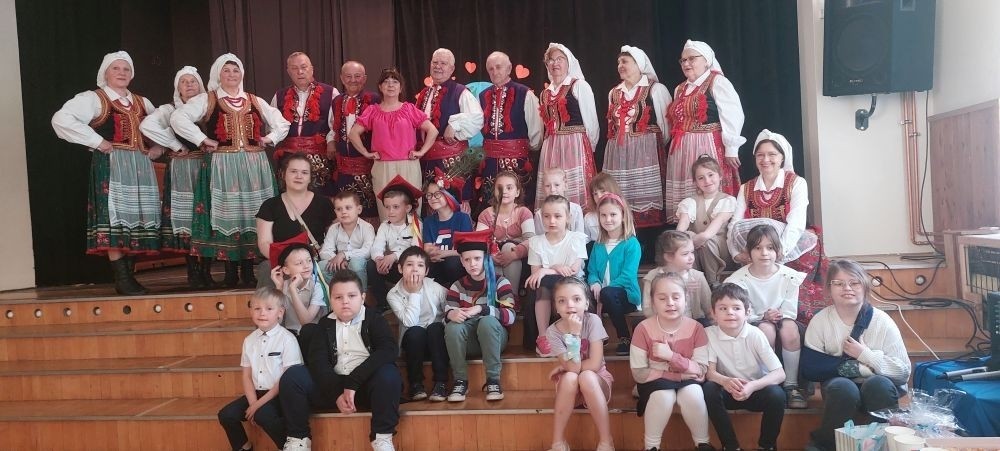 Dziś naszą szkołę odwiedził Zespół Folklorystyczny 