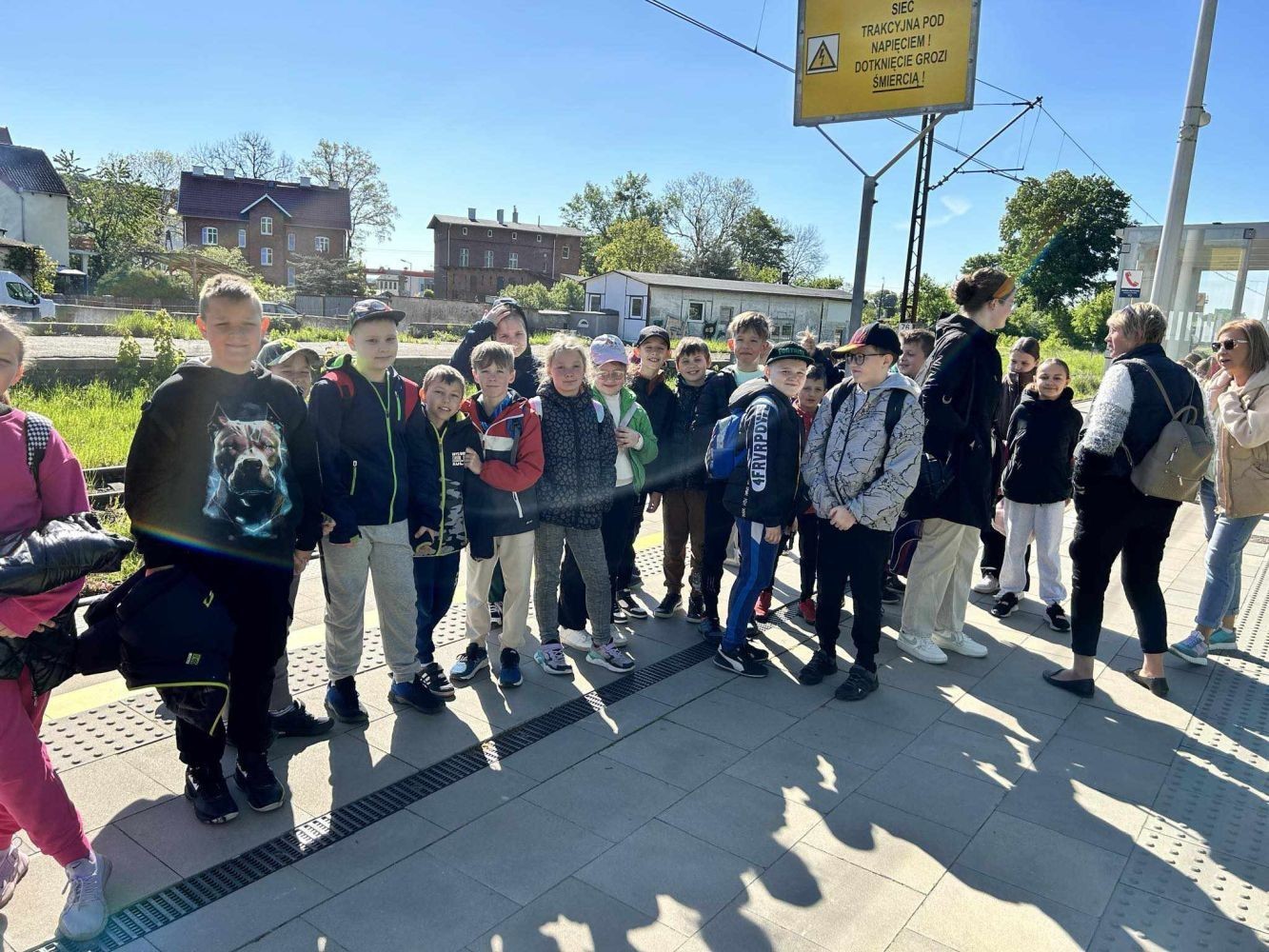 Klasy trzecie wybrały się wczoraj na wycieczkę do Elbląga. Tam na uczniów czekała masa atrakcji. W zasadzie już sama podróż była niesamowitym doświadczeniem, ponieważ środkiem lokomocji tym razem był pociąg. W samym Elblągu nasi uczniowie wzięli udział w zajęciach w parku trampolin Activity Park, po czym udali się do Tutti Santi na pyszną pizzę, przy okazji zgłębiając tajniki jej powstawania z pomocą kucharza Pana Mateusza. Kolejnym punktem wycieczki było zwiedzanie Starówki, które zakończyła przejażdżka tramwajem i powrót pociągiem. Nawiasem mówiąc, to chyba nowe ulubione środki transportu naszych trzecioklasistów.