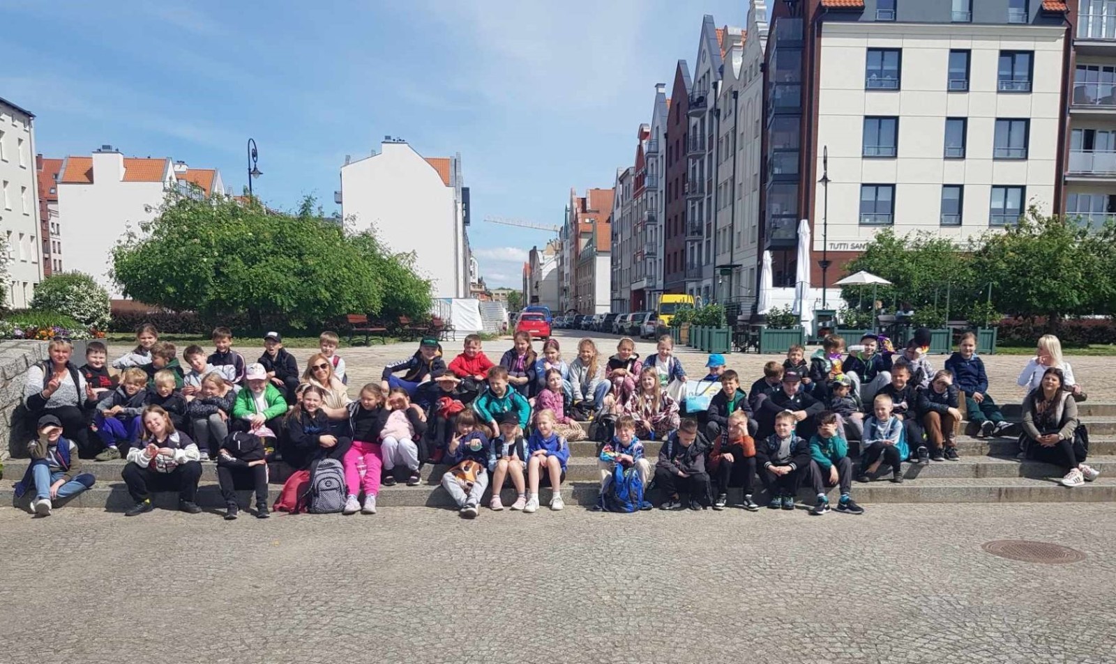 Klasy trzecie wybrały się wczoraj na wycieczkę do Elbląga. Tam na uczniów czekała masa atrakcji. W zasadzie już sama podróż była niesamowitym doświadczeniem, ponieważ środkiem lokomocji tym razem był pociąg. W samym Elblągu nasi uczniowie wzięli udział w zajęciach w parku trampolin Activity Park, po czym udali się do Tutti Santi na pyszną pizzę, przy okazji zgłębiając tajniki jej powstawania z pomocą kucharza Pana Mateusza. Kolejnym punktem wycieczki było zwiedzanie Starówki, które zakończyła przejażdżka tramwajem i powrót pociągiem. Nawiasem mówiąc, to chyba nowe ulubione środki transportu naszych trzecioklasistów.