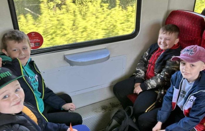 Klasy trzecie wybrały się wczoraj na wycieczkę do Elbląga. Tam na uczniów czekała masa atrakcji. W zasadzie już sama podróż była niesamowitym doświadczeniem, ponieważ środkiem lokomocji tym razem był pociąg. W samym Elblągu nasi uczniowie wzięli udział w zajęciach w parku trampolin Activity Park, po czym udali się do Tutti Santi na pyszną pizzę, przy okazji zgłębiając tajniki jej powstawania z pomocą kucharza Pana Mateusza. Kolejnym punktem wycieczki było zwiedzanie Starówki, które zakończyła przejażdżka tramwajem i powrót pociągiem. Nawiasem mówiąc, to chyba nowe ulubione środki transportu naszych trzecioklasistów.