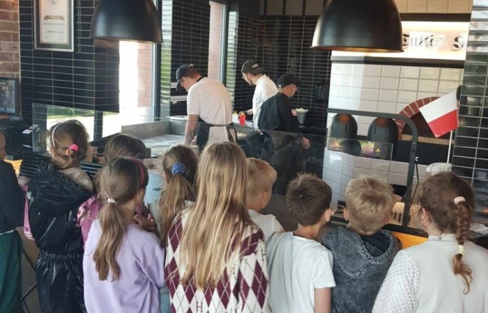 Klasy trzecie wybrały się wczoraj na wycieczkę do Elbląga. Tam na uczniów czekała masa atrakcji. W zasadzie już sama podróż była niesamowitym doświadczeniem, ponieważ środkiem lokomocji tym razem był pociąg. W samym Elblągu nasi uczniowie wzięli udział w zajęciach w parku trampolin Activity Park, po czym udali się do Tutti Santi na pyszną pizzę, przy okazji zgłębiając tajniki jej powstawania z pomocą kucharza Pana Mateusza. Kolejnym punktem wycieczki było zwiedzanie Starówki, które zakończyła przejażdżka tramwajem i powrót pociągiem. Nawiasem mówiąc, to chyba nowe ulubione środki transportu naszych trzecioklasistów.