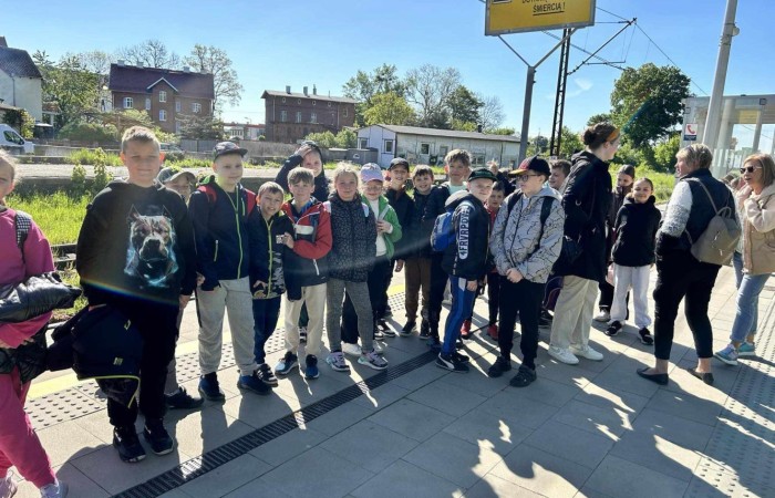 Klasy trzecie wybrały się wczoraj na wycieczkę do Elbląga. Tam na uczniów czekała masa atrakcji. W zasadzie już sama podróż była niesamowitym doświadczeniem, ponieważ środkiem lokomocji tym razem był pociąg. W samym Elblągu nasi uczniowie wzięli udział w zajęciach w parku trampolin Activity Park, po czym udali się do Tutti Santi na pyszną pizzę, przy okazji zgłębiając tajniki jej powstawania z pomocą kucharza Pana Mateusza. Kolejnym punktem wycieczki było zwiedzanie Starówki, które zakończyła przejażdżka tramwajem i powrót pociągiem. Nawiasem mówiąc, to chyba nowe ulubione środki transportu naszych trzecioklasistów.